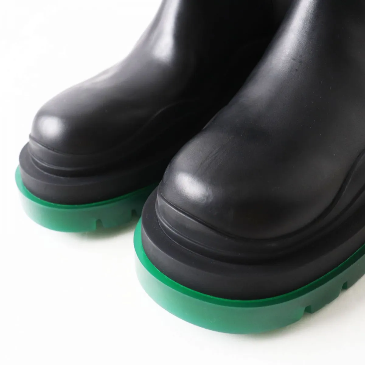 Bottega Veneta Women's Leather Chelsea Boots Black Green