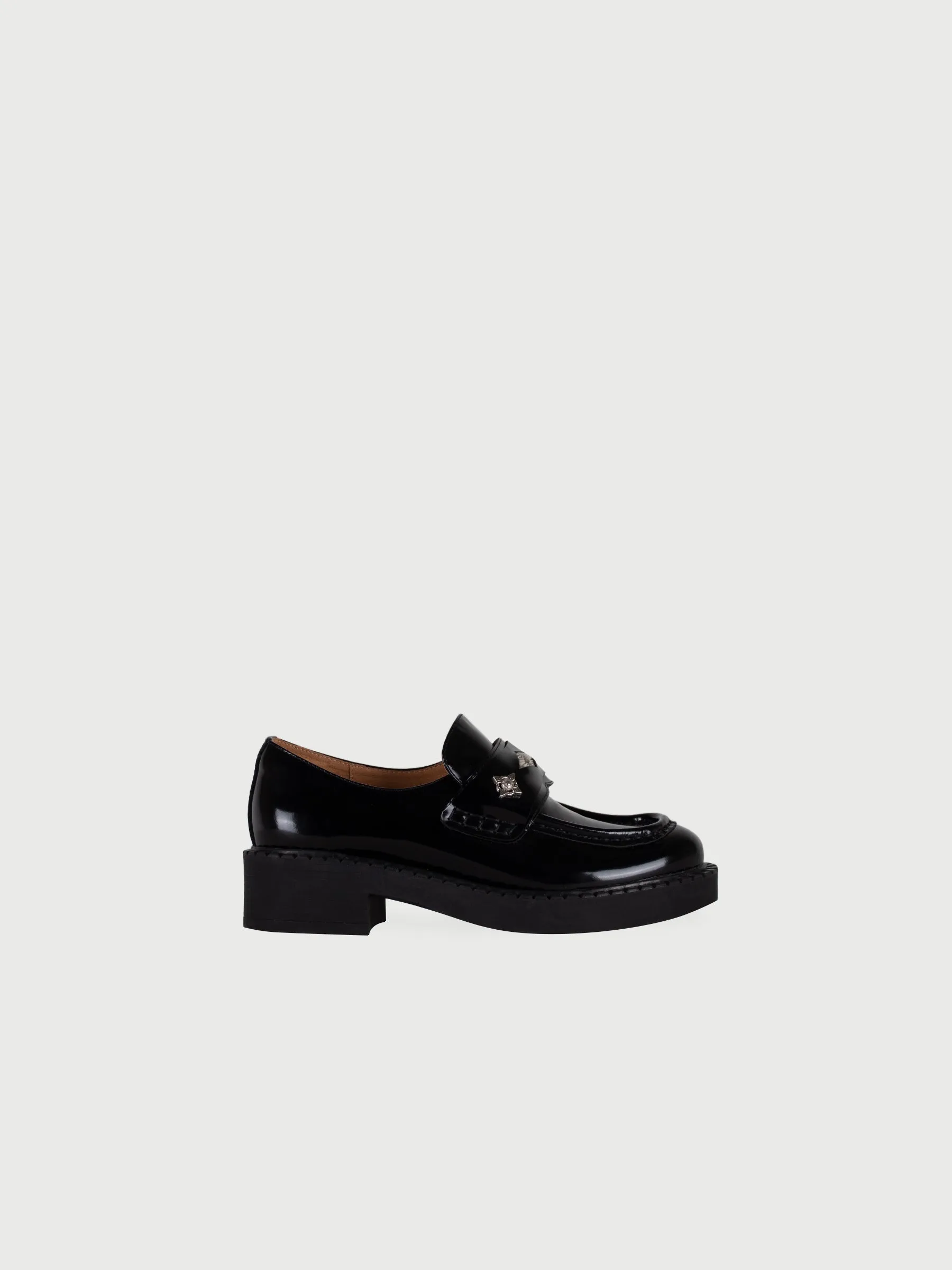 Terra 𖠁 Round Toe Chunky Ridge Metal Pierce Loafers